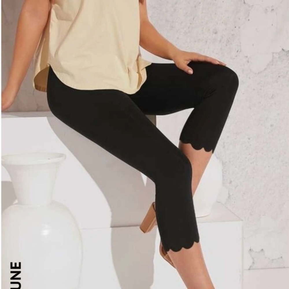 Women's Black Scallop-Hem Cropped Pants